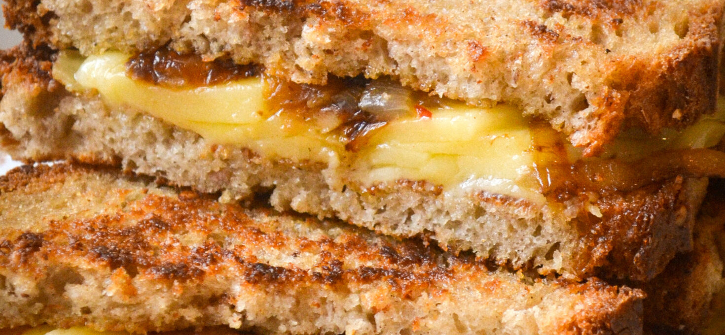 Grilled cheese aux oignons caramélisés