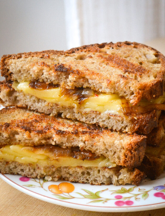 Grilled cheese aux oignons caramélisés