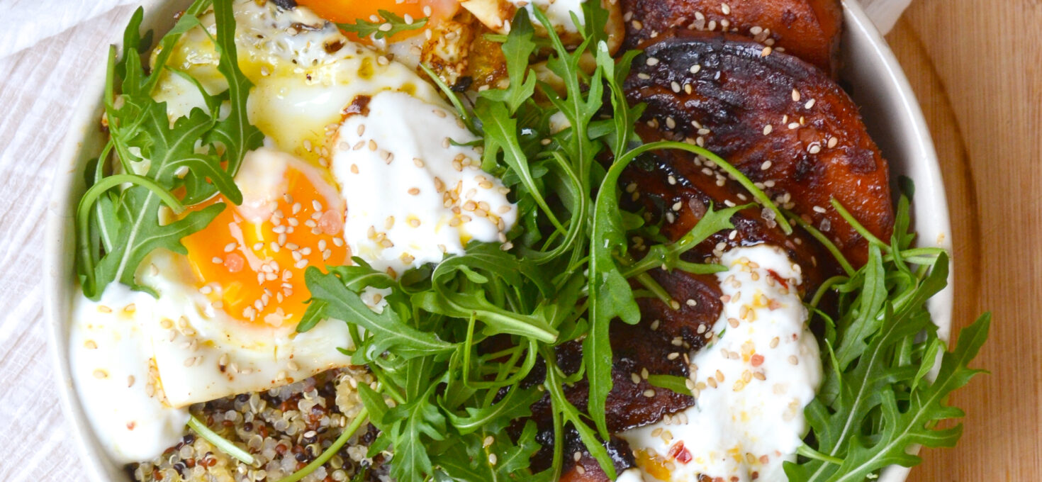 Patate douce caramélisée, quinoa et sauce yaourt pimentée