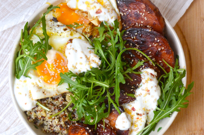 Patate douce caramélisée, quinoa et sauce yaourt pimentée