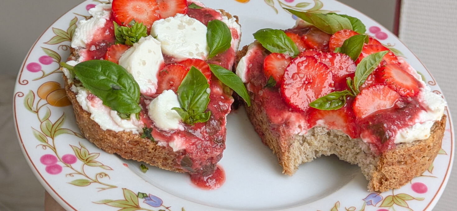 Bye bye l&rsquo;été (toasts fraises, basilic et chèvre frais)