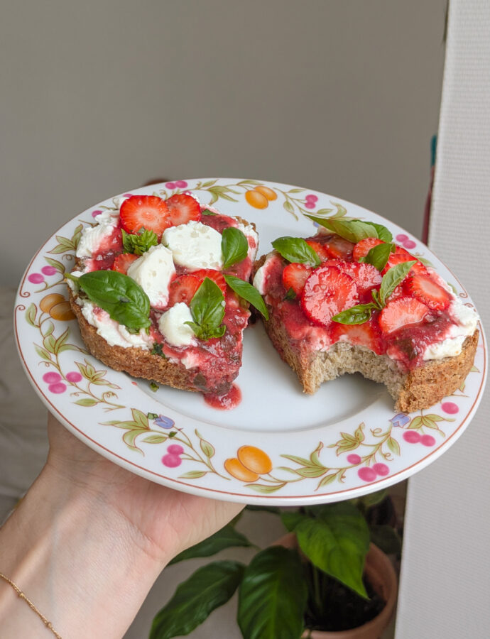 Bye bye l&rsquo;été (toasts fraises, basilic et chèvre frais)
