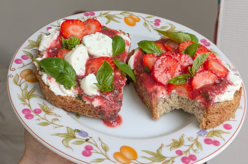 Bye bye l'été (toasts fraises, basilic et chèvre frais)